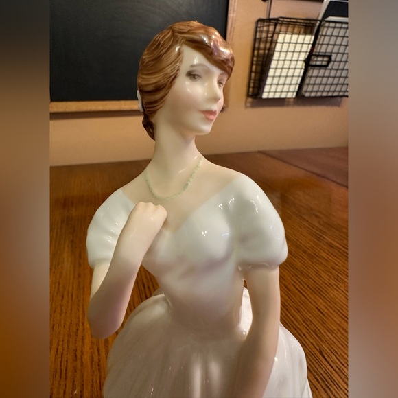 Royal Doulton Vanity Fair Ladies Figurine, Patricia HN2715, Rare Retired, No Box - Picture 7 of 10